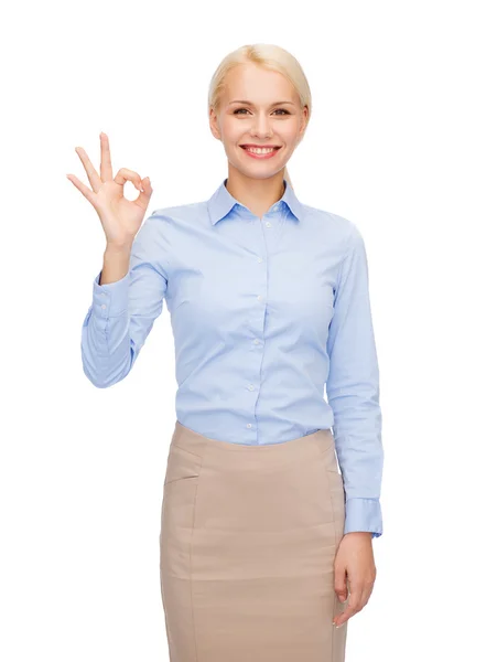 Mujer de negocios sonriente mostrando ok-signo con la mano — Foto de Stock