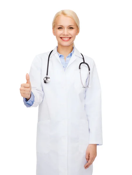 Usmívající se doktorka ukazující palce nahoru — Stock fotografie