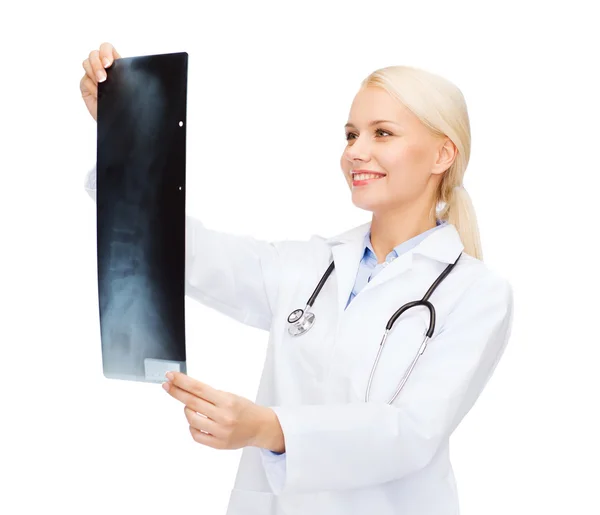 Souriant médecin féminin regardant la radiographie — Photo