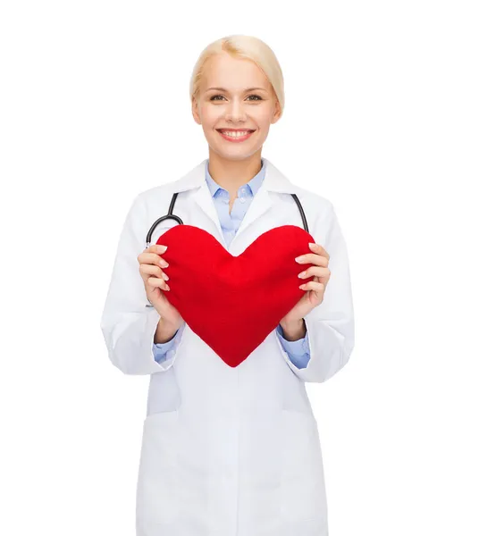 Medico sorridente con cuore e stetoscopio — Foto Stock