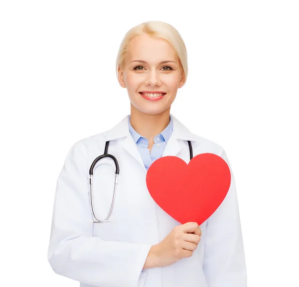 Femme médecin souriante avec cœur et stéthoscope — Photo