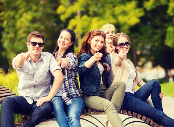 Groep studenten of tieners wijzen vingers — Stockfoto