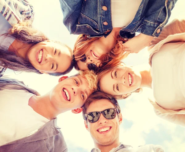 Grupo de adolescentes olhando para baixo — Fotografia de Stock