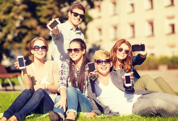 Students showing smartphones — Stock Photo, Image