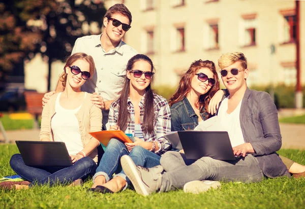 Étudiants ou adolescents avec ordinateur portable — Photo