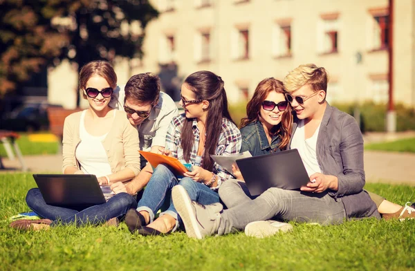 Estudiantes o adolescentes con computadoras portátiles —  Fotos de Stock