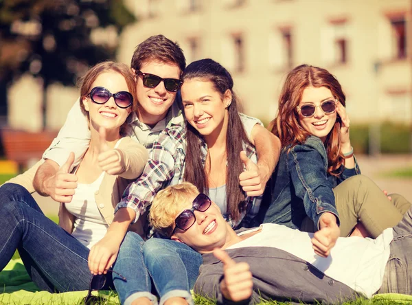 Groep studenten of tieners tonen duimen omhoog — Stockfoto