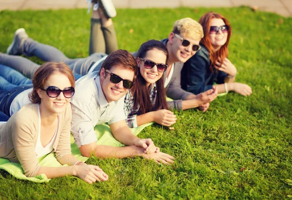 Groep studenten of tieners opknoping — Stockfoto