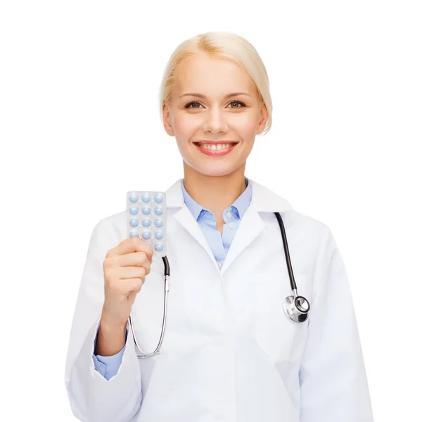 Усміхнена жінка-лікар з таблетками Ліцензійні Стокові Фото