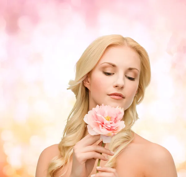 Mujer encantadora con flor de peonía —  Fotos de Stock