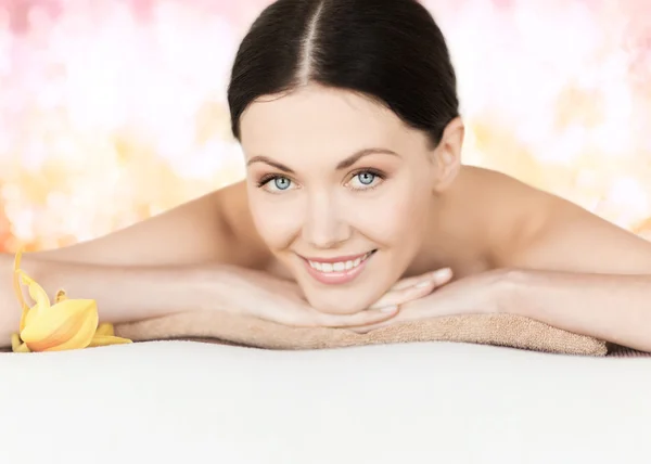 Femme souriante dans le salon de spa — Photo