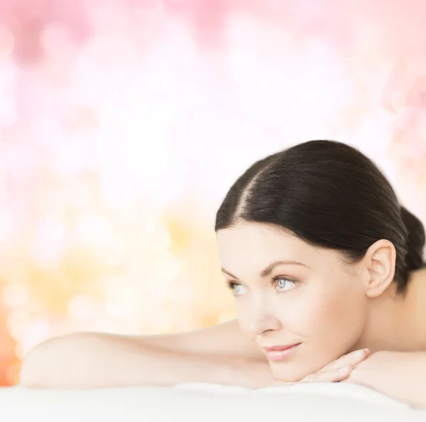 Mujer sonriente en el salón de spa — Foto de Stock