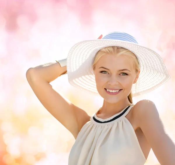 Schöne Frau genießt den Sommer im Freien — Stockfoto