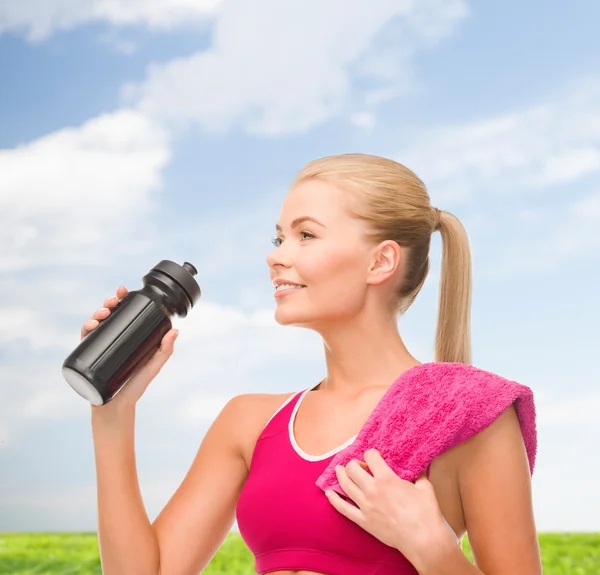 Sportliche Frau mit spezieller Sportlerflasche — Stockfoto