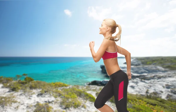 Donna sportiva che corre o salta — Foto Stock