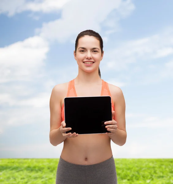Sportliche Frau mit leerem Bildschirm am Tablet-PC — Stockfoto