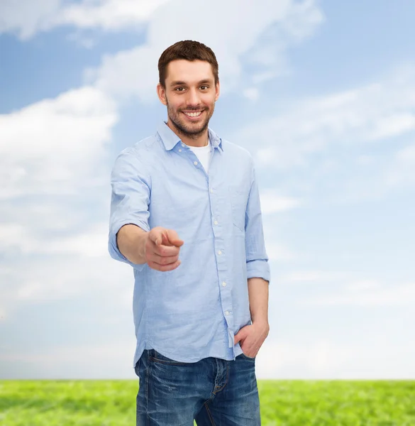 Glimlachende man wijzende vinger op je — Stockfoto