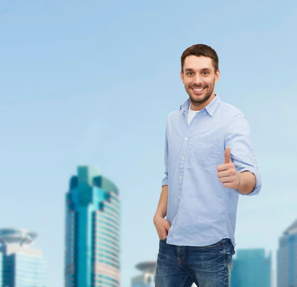 Lächelnder Mann zeigt Daumen hoch — Stockfoto