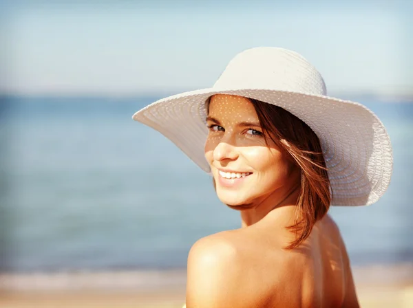Jenta i bikini står på stranda – stockfoto
