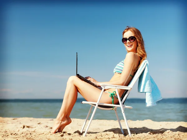 Menina olhando para tablet pc na praia — Fotografia de Stock