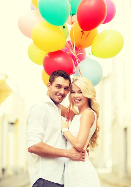 Paar mit bunten Luftballons — Stockfoto