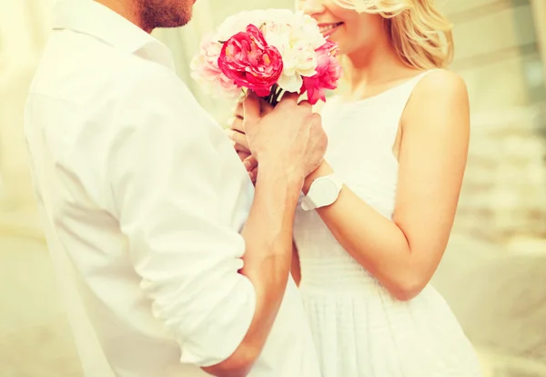 Couple avec des fleurs dans la ville — Photo