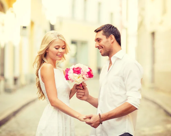 Casal com flores na cidade — Fotografia de Stock