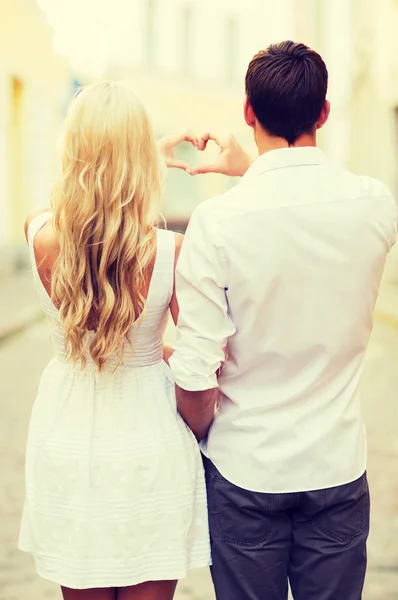 Pareja romántica en la ciudad haciendo forma de corazón —  Fotos de Stock