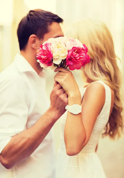 Casal com flores na cidade — Fotografia de Stock