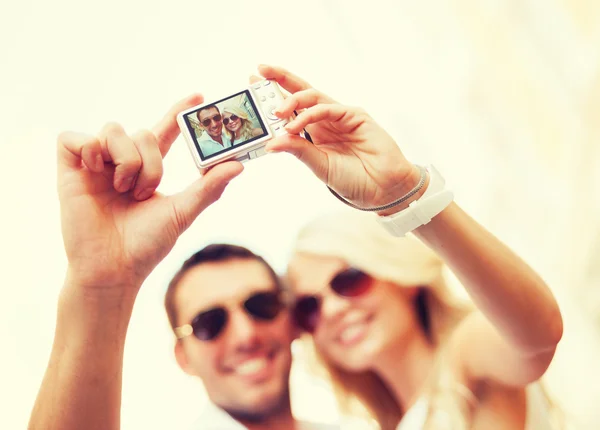 Travelling couple taking photo picture with camera — Stock Photo, Image