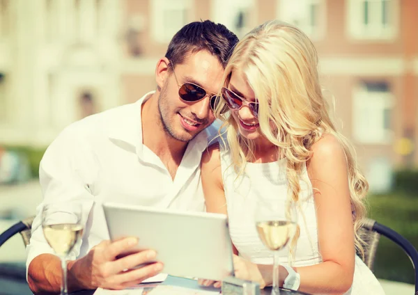 Paret tittar på TabletPC i café — Stockfoto