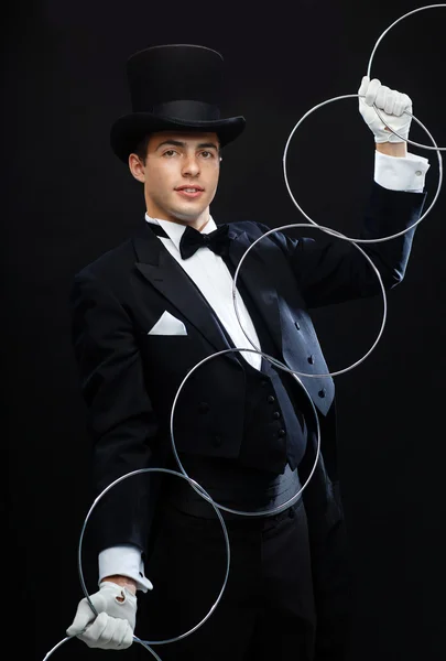 Zauberer zeigt Trick mit Verknüpfungsringen — Stockfoto