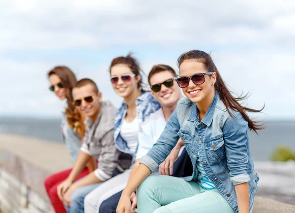 Smiling teenage girl hanging out with friends — Stock Photo, Image