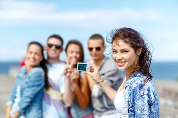 Glada tonåringar tar foto utanför — Stockfoto