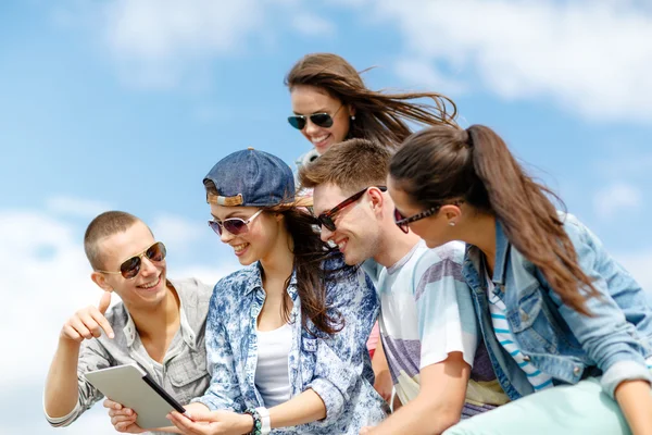 Groupe d'adolescents regardant tablette PC — Photo