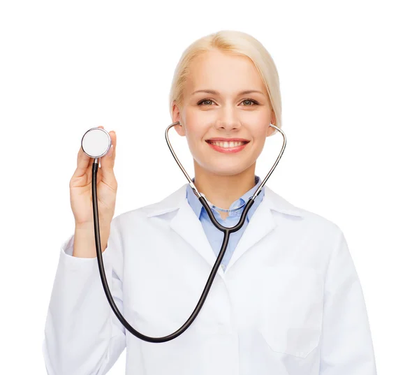 Medico sorridente femminile con stetoscopio — Foto Stock