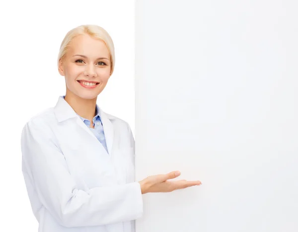 Médecin femme souriante avec tableau blanc blanc — Photo