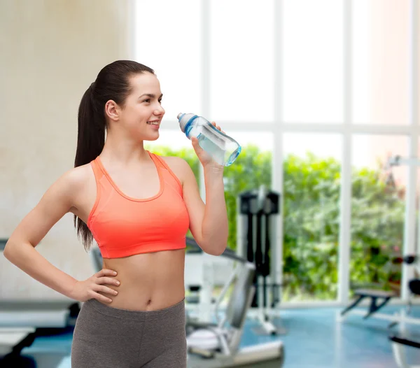 Donna sportiva con bottiglia d'acqua — Foto Stock