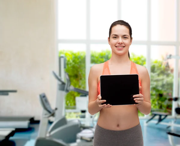 Sportiga kvinnan med tablet pc tom skärm — Stockfoto