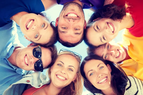 Gruppo di adolescenti guardando in basso — Foto Stock