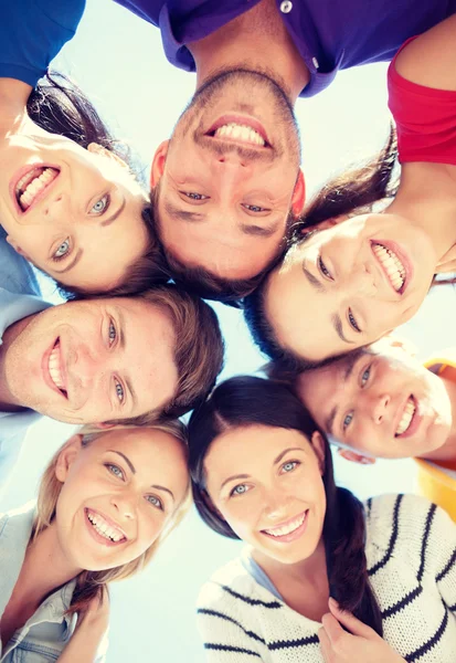 Grupo de adolescentes mirando hacia abajo — Foto de Stock