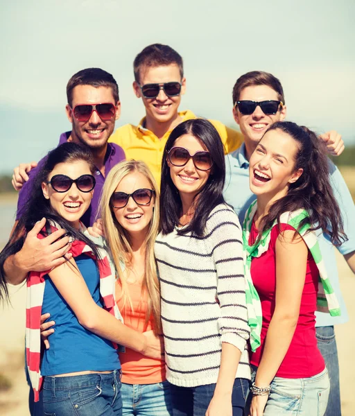 Grupp vänner som har roligt på stranden — Stockfoto