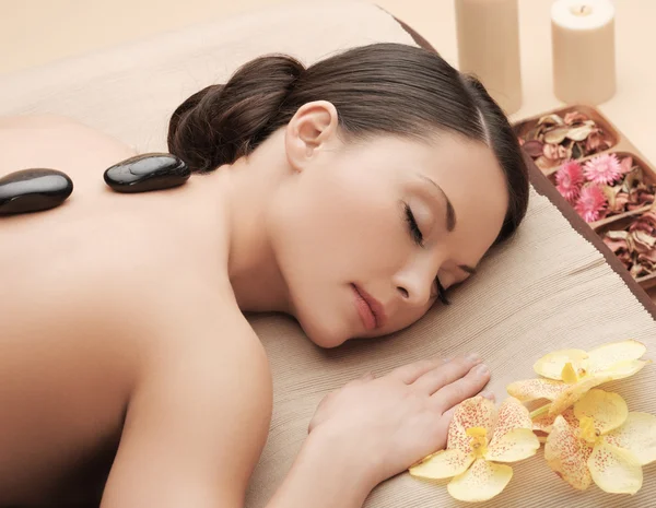 Asiatico donna in spa con pietre calde — Foto Stock