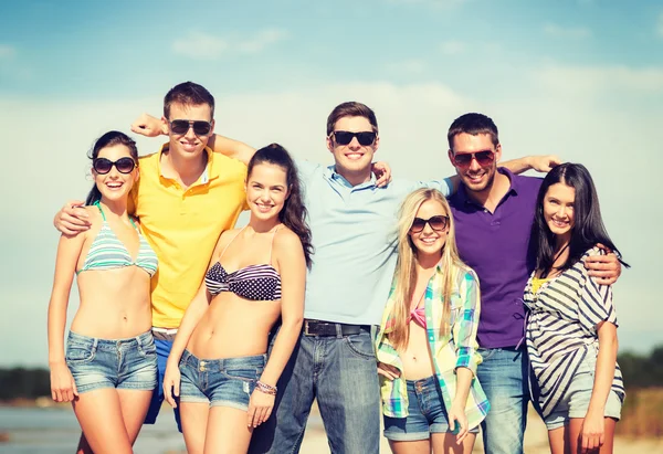 Grupp vänner som har roligt på stranden — Stockfoto