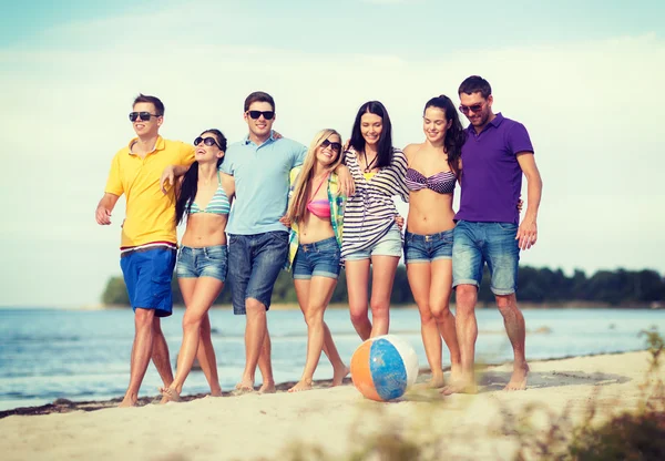 Grupp vänner som har roligt på stranden — Stockfoto