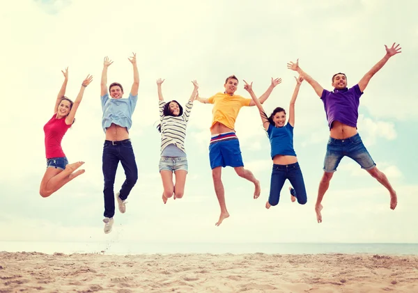 Groupe d'amis sautant sur la plage — Photo