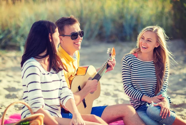 Groupe d'amis s'amuser sur la plage — Photo