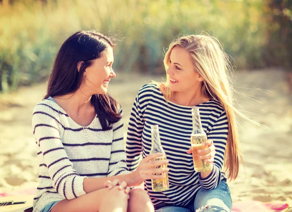 Mädchen mit Getränken am Strand — Stockfoto