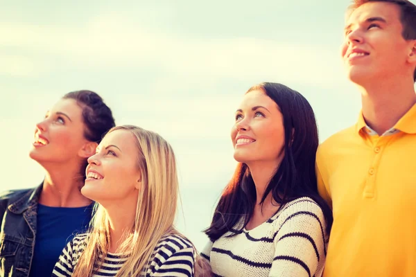 Groupe d'amis regardant vers le haut sur la plage — Photo