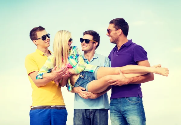 Grupo de amigos se divertindo na praia Imagem De Stock